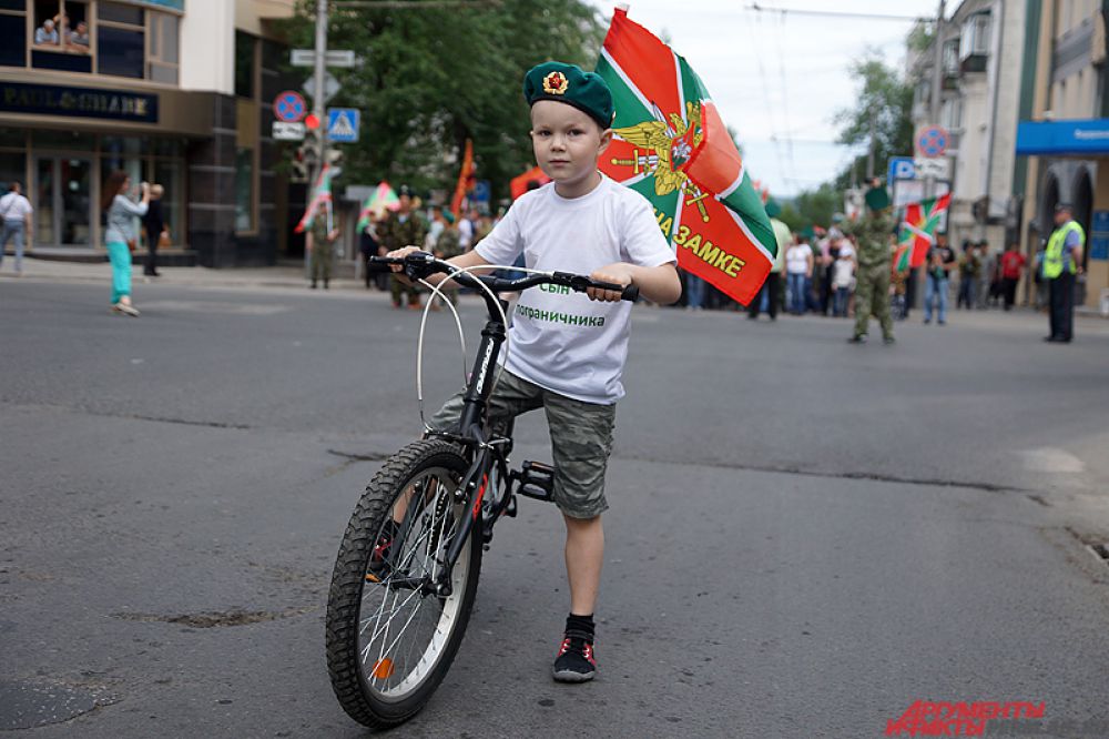 Колонна двигалась до памятника Уральскому добровольческому танковому корпусу.