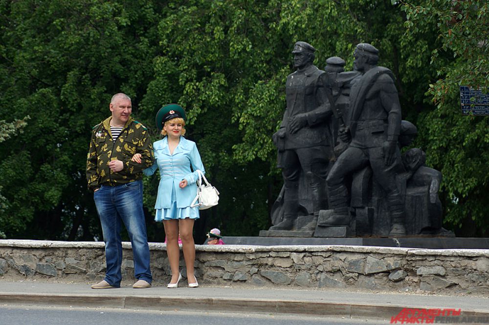 Многие военные пришли на праздник вместе с жёнами и детьми.