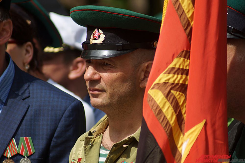 Поздравление пограничников у памятника «Разорванное братство».