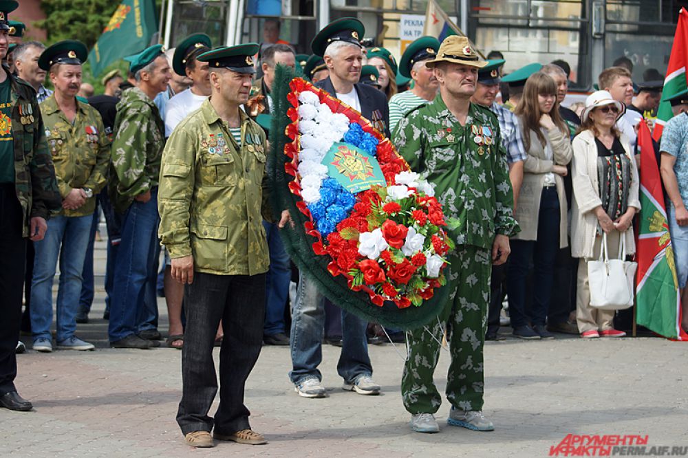 Возложение цветов и венков в память о погибших солдатах.