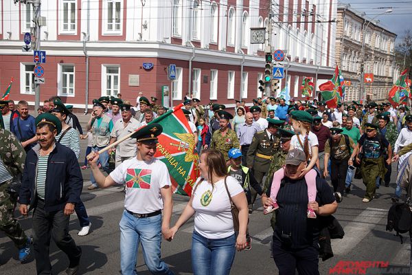 Участники шествия перешли через улицу Ленина. 