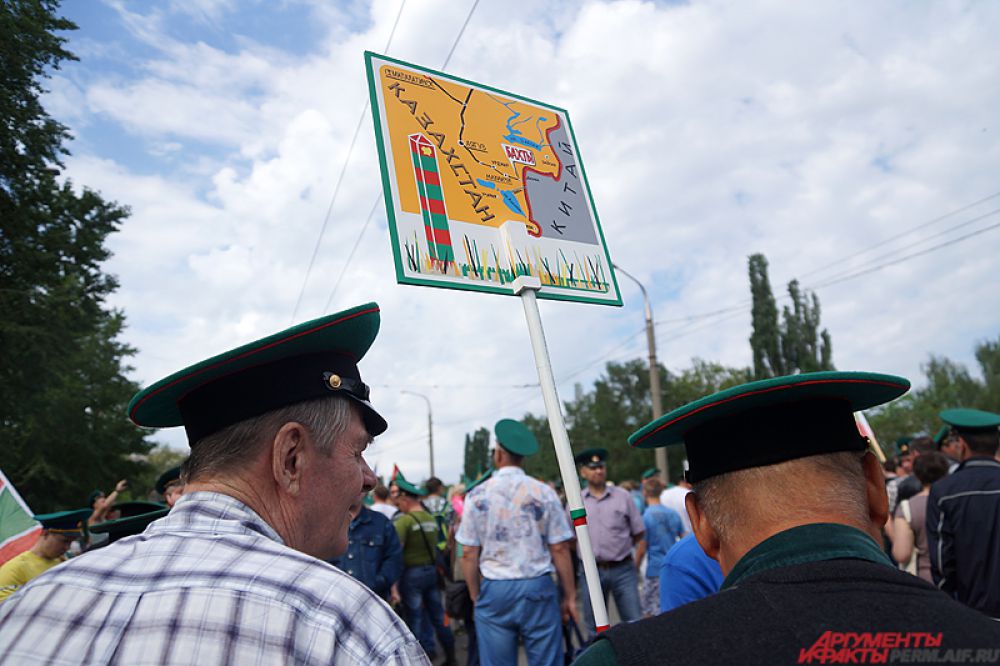 Порядка трёх тысяч пермяков собрались на площади перед Речным вокзалом, чтобы пройтись по центру города и показать боевой дух российских войск.