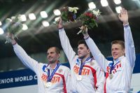 Российские спортсмены Александр Лесун, Егор Пушкаревский и Максим Кустов (слева направо), занявшие второе место в командных соревнованиях среди мужчин чемпионата мира по современному пятиборью в Москве, на церемонии награждения.