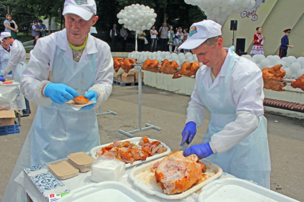 Все ждали дегустацию мяса и зарабатывали купоны в разных конкурсах.