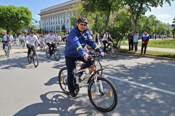 Губернатор Тюменской области Владимир Якушев присоединился к велопараду.
