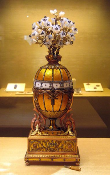 Яйцо-часы «Букет лилий», 1899 год. Одно из самых высоких яиц серии. Рубиновый пандан с розами утерян.