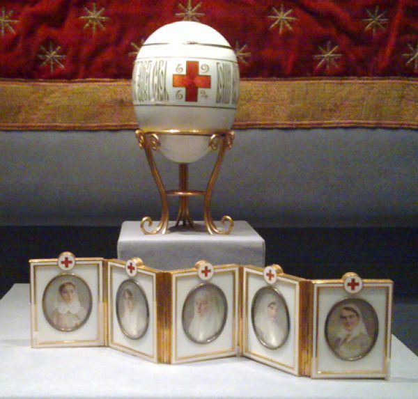 «Красный крест c портретами», 1915 год. Сюрприз — 5 портретов двух дочерей, сестры, жены и кузины царя в форме медсестёр.