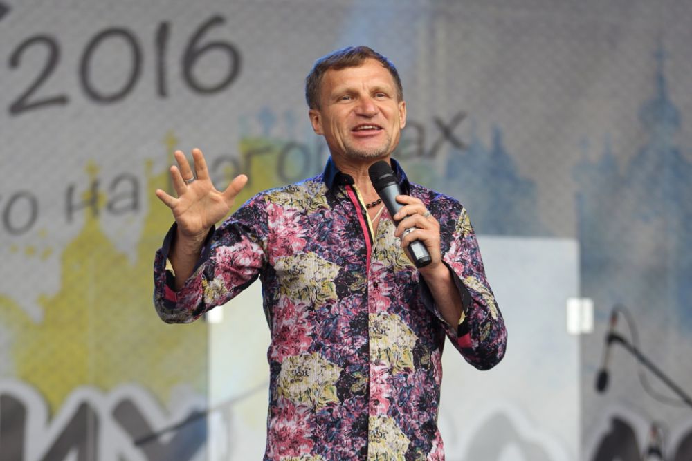 Вечером на главной сцене столицы выступили группы Born in UA из Германии и «33-А» из Грузии. Празднование продолжили украинские исполнители Фома & Вася Клаб, а хедлайнерами стали Олег Скрипка и джазовый оркестр «Лыбидь»