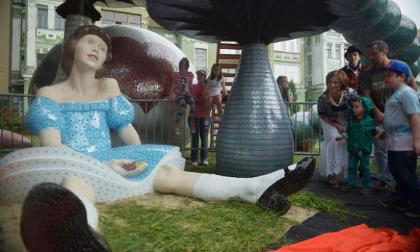 Ко дню города на Пейзажной аллее рядом с Белым кроликом и Чеширским котом появилась главная героиня сказки - Алиса