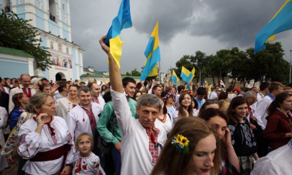 Киевляне прошлись по центру города в национальной одежде в рамках «Мегамарша в вышиванках»