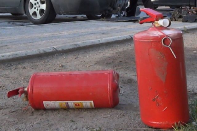 Очевидцы засняли, как сгорел «БМВ» во дворе жилого дома в Калининграде.
