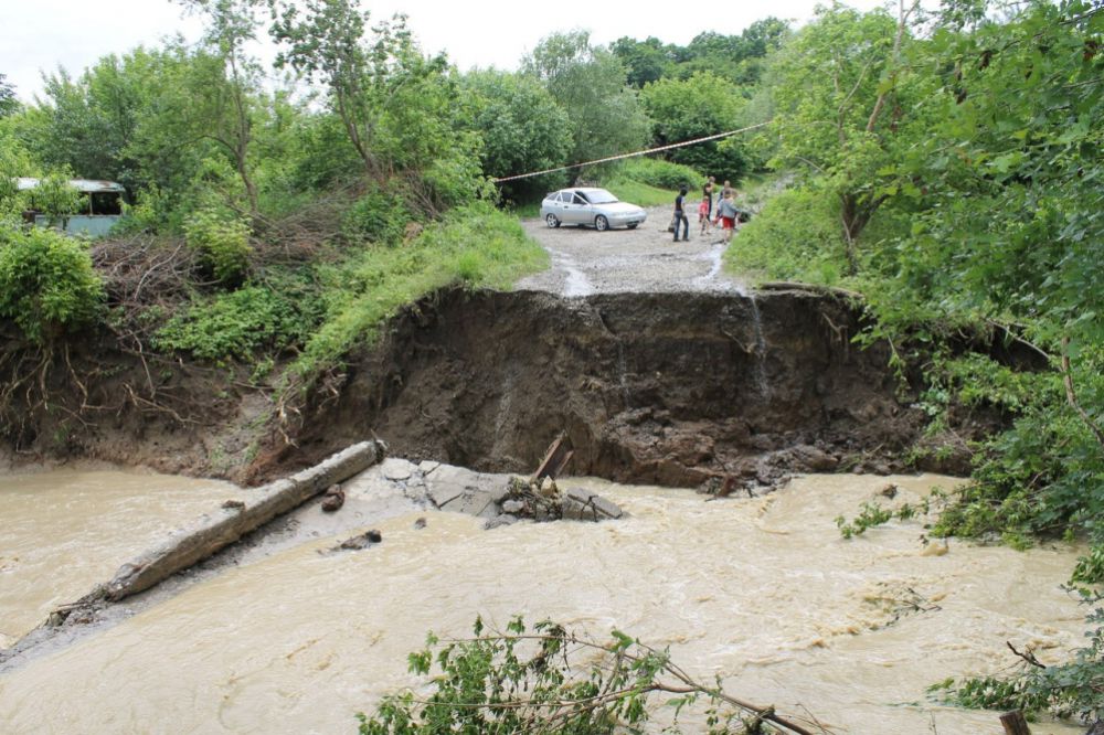 Разрушенный мост в поселке Шунтук.