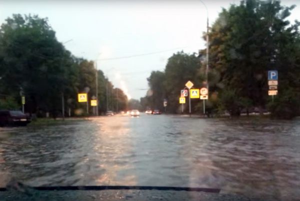 Сплошной поток воды на проезжей части.