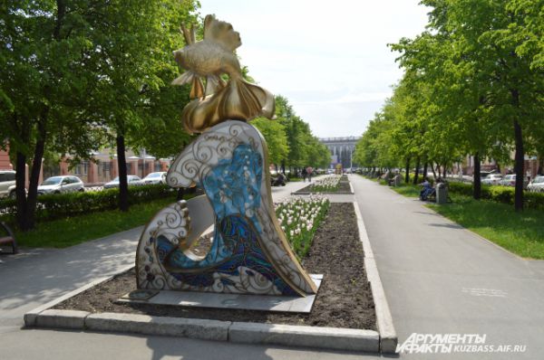 Памятник золотой рыбке. Он радует кемеровчан и гостей города с 2008 года и стал неким продолжением «пушкинской темы» на ул. Орджоникидзе – именно тут расположилось несколько монументов, посвящённых великому писателю. Предполагается, что вечером и ночью рыбка должна подсвечиваться специальными лампами. 