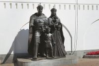Памятник святым супругам установили на Нахимовском проспекте в 2013 году.
