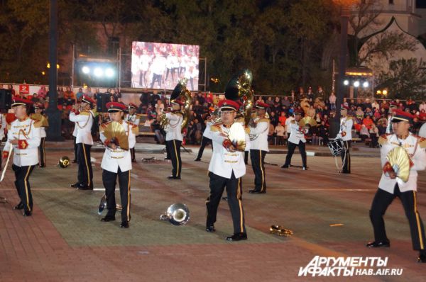 Музыканты Центрального оркестра вооружённых сил Сингапура лихо управляются с веерами.