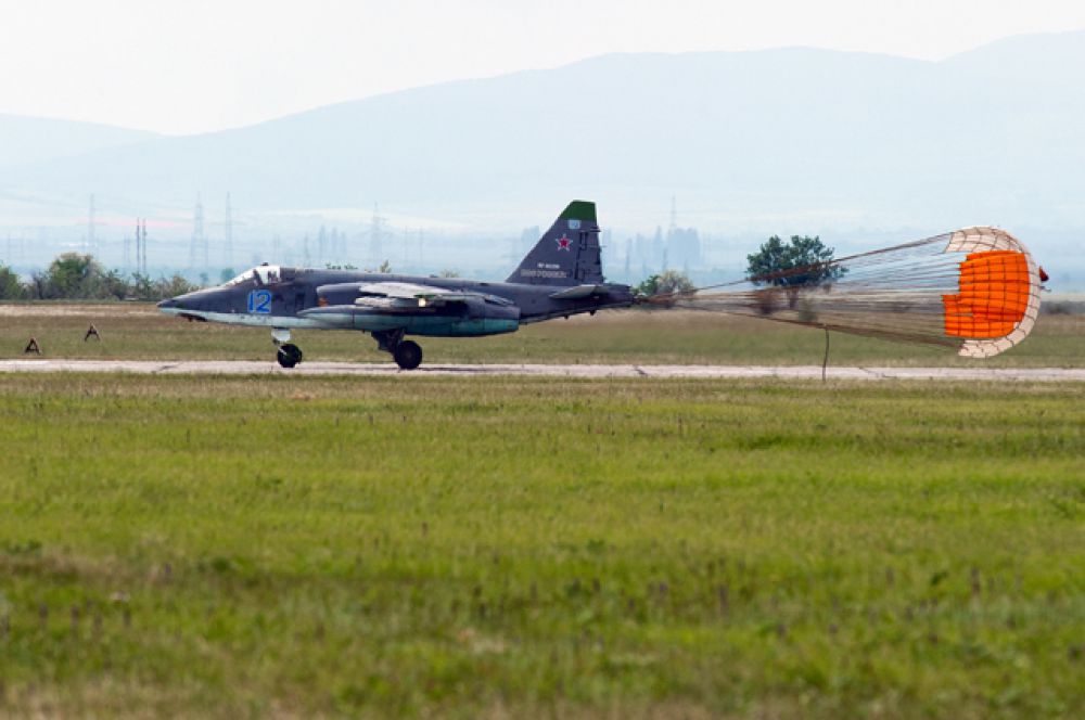 Самолёт Су-25 совершает посадку после тренировочного полёта.