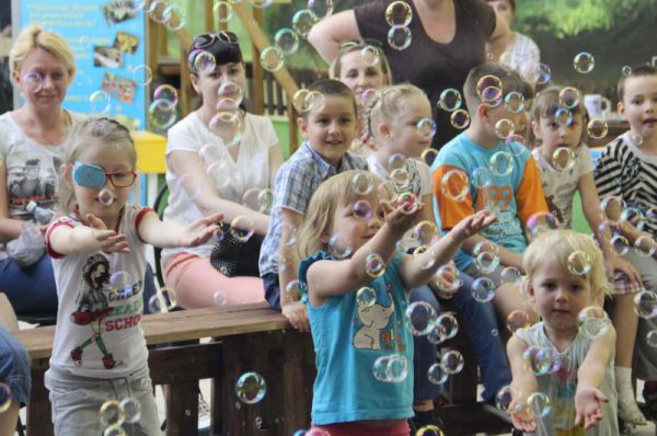 Дети в восторге от мыльных пузырей.