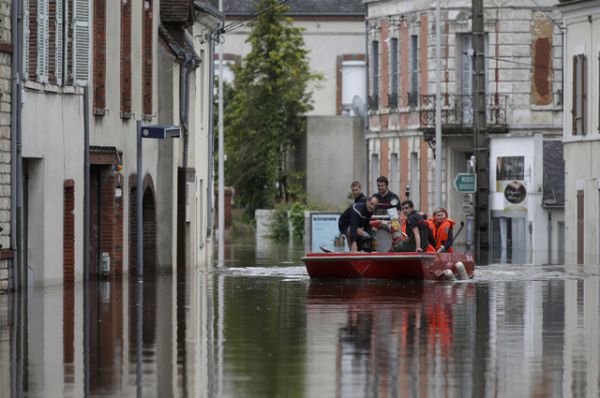 В городе Монтаржи в 110 км к югу от Парижа проводится эвакуация жителей.