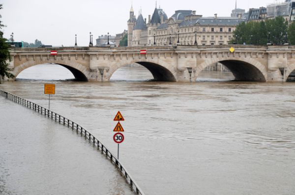 Уровень воды в Сене утром 1 июня поднялся до отметки в 4,1 метра.