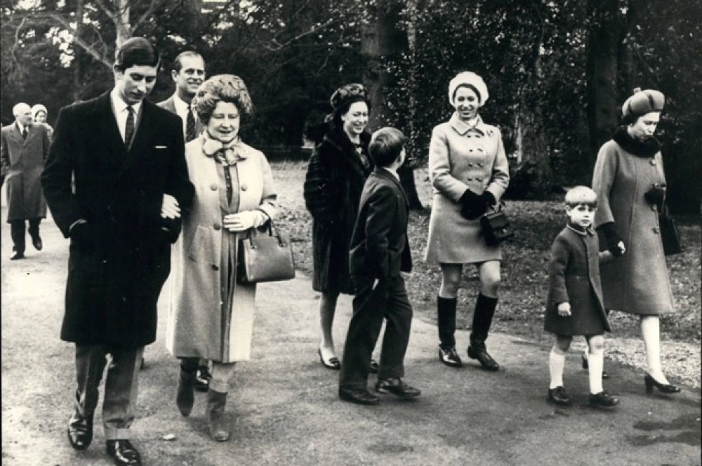 В 1960 году у королевы родился второй сын, принц Эндрю, a в 1964 — третий сын, принц Эдуард.