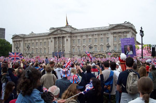 В 2002 году были проведены торжественные мероприятия в честь 50-летия пребывания Елизаветы II на британском престоле (золотой юбилей). В этом же году скончались сестра королевы принцесса Маргарет и королева-мать — королева Елизавета.