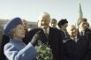 Президент России Борис Ельцин, королева Великобритании Елизавета II и мэр города Москвы Юрий Лужков на Красной площади во время официального визита королевы в Россию, 1994 год.