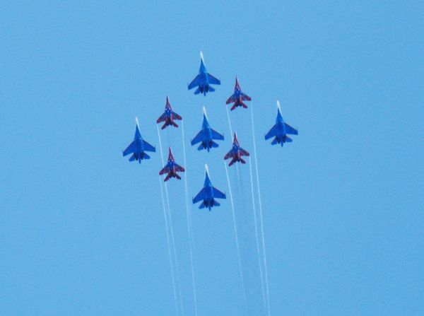 «Стрижи» и «Русские витязи» — пожалуй, две самые известные российские пилотажные группы.  «Стрижи» летают на самолетах МиГ-29, а «Русские витязи» – на Су-27.