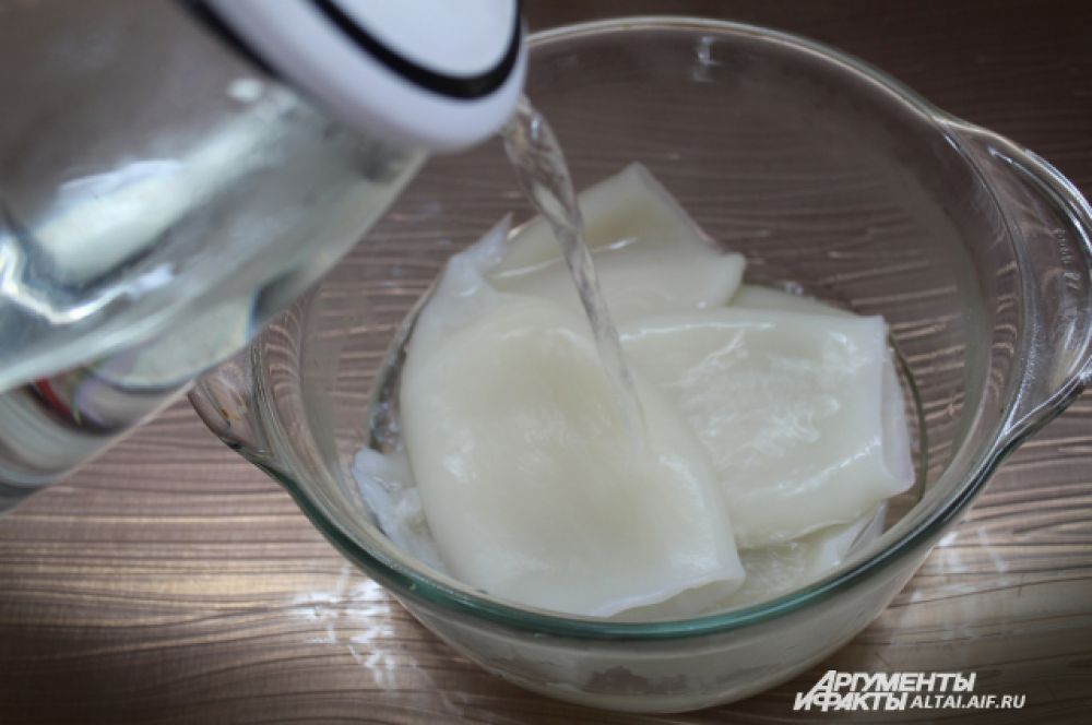 Кальмары чистим, заливаем кипятком.