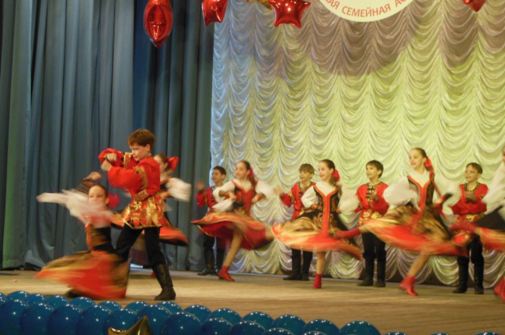 Также выступали и творческие коллективы Дворца творчества детей и молодежи, очаровывая зрителей своими красочными костюмами.