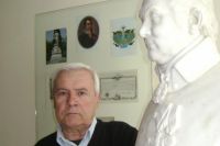 Владимир Иванович Комнино-Варваци рядом с бюстом своего четырежды прадеда Ивана Андреевича Варваци.