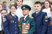 Ветеран ВОВ Дмитрий Бакуров встретил ребят, которые вернулись из поездки.
