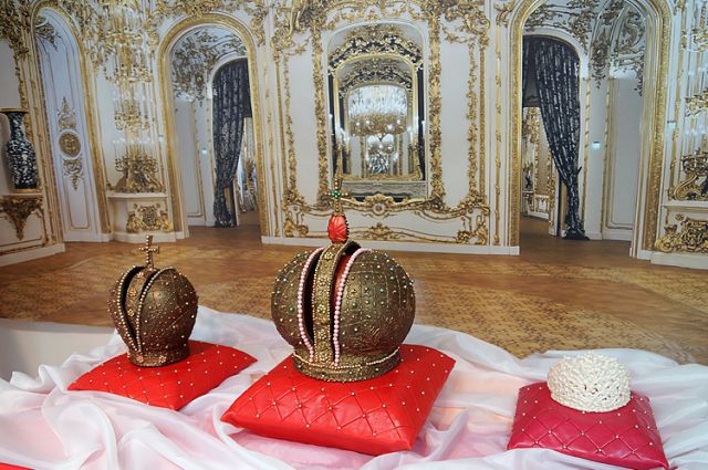 На выставке представлена корона Российской империи, выполненная из шоколада и марципана.