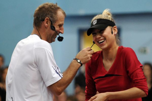 Сейчас Анна активно участвует в показательных, благотворительных турнирах вместе с бывшими звёздами тенниса. Теннисист Томас Мустер и Анна Курникова, 2010 год.