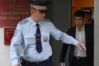 Сын вице-президента «Лукойла» Руслан Шамсуаров, обвиняемый в неповиновении распоряжению сотрудников полиции, у здания Гагаринского суда Москвы.