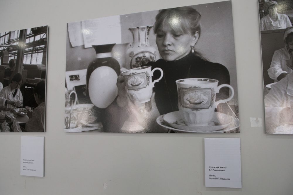 Мастера фарфора запечатлены на чёрно-белых фотографиях.