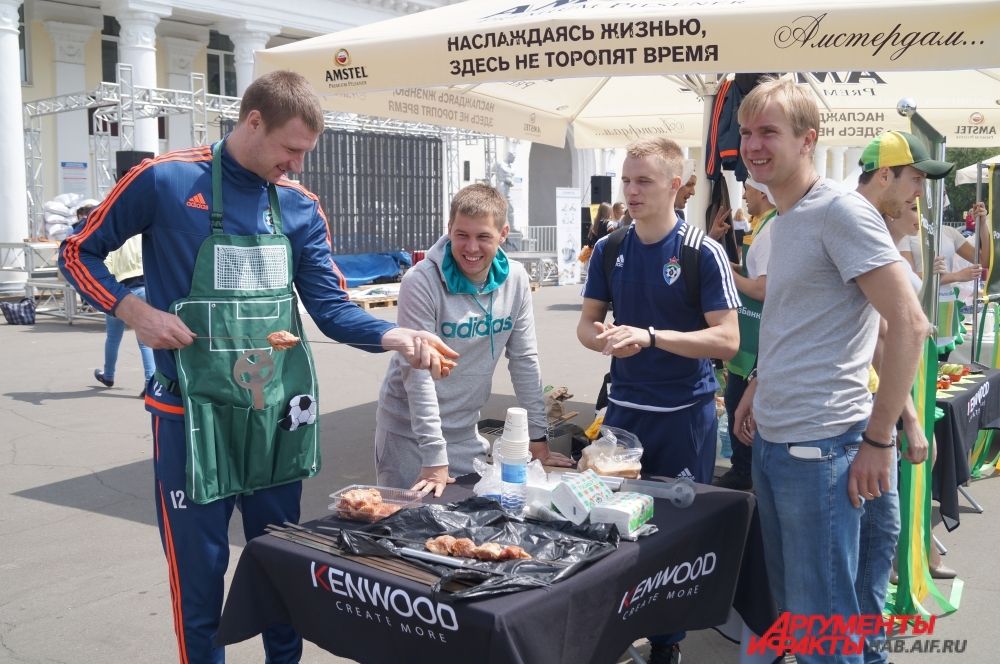 Футболисты команды "СКА Хабаровск" приготовили "Брутальный шашлык".