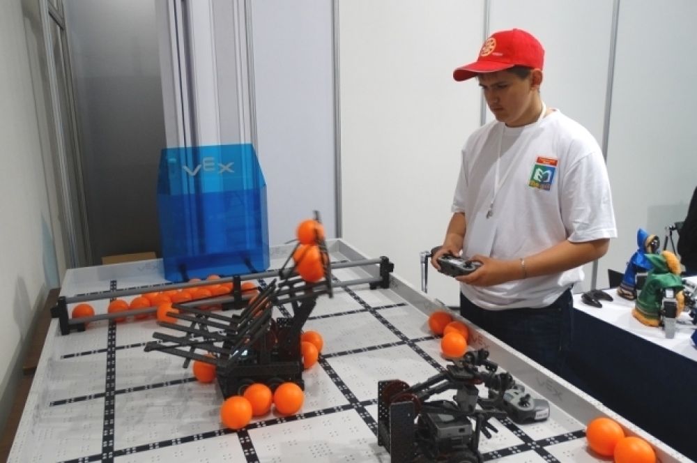 Гимназисты из Югорска привезли на выставку своих роботов.