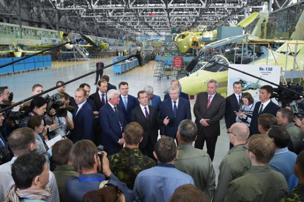 Председатель правительства РФ Дмитрий Медведев во время посещения Иркутского авиационного завода корпорации «Иркут».