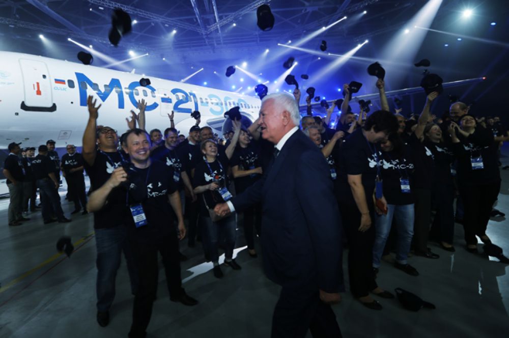 Президент корпорации «Иркут» Олег Демченко на церемонии выкатки магистрального самолета МС-21-300 на Иркутском авиационном заводе.