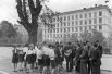 Выпускники московской школы № 93 после праздника последнего звонка, 1969 год.