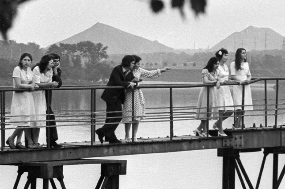 Выпускники Донецкой школы встречают рассвет на набережной Дона, 1976 год.