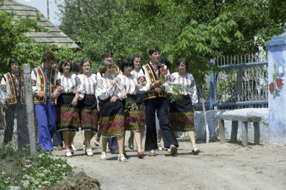 Выпускники средней школы села Цыбулевка Дубосарского района Молдавской ССР, 1980 год.
