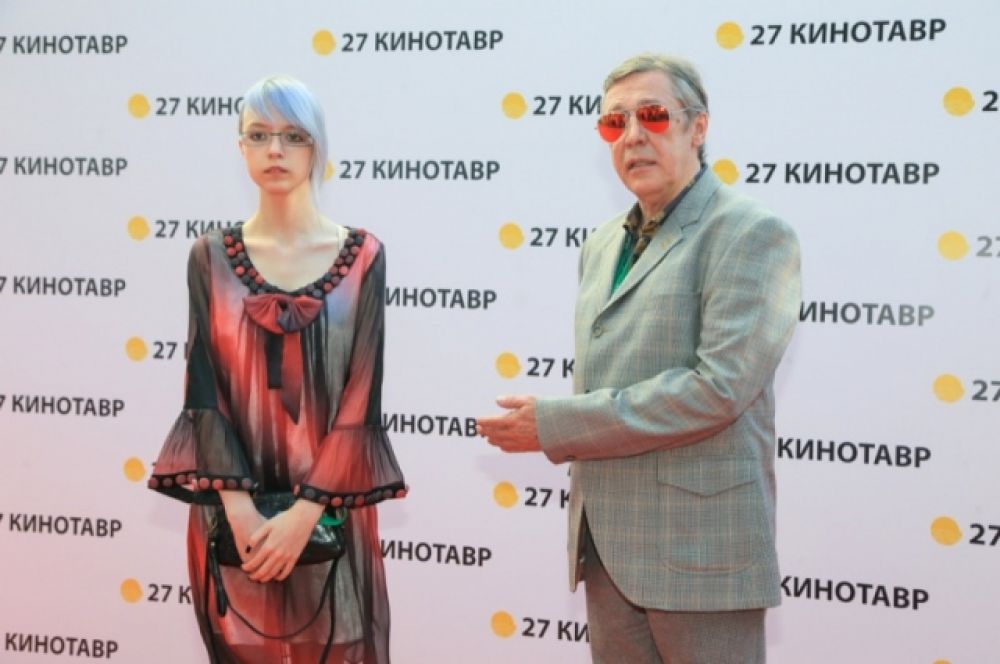 Михаила Ефремова сопровождала дочь Анна-Мария в весьма экстравагантном образе.