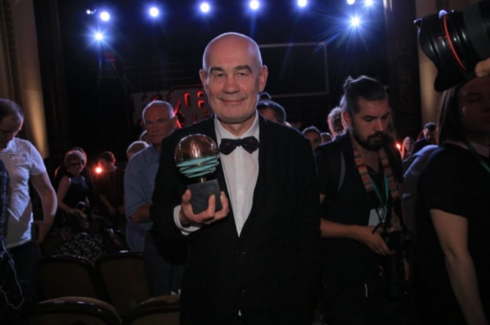 Режиссер Сергей Бодров получил почетный приз кинофестиваля на открытии 6 июня. Но сказал, что считает свой вклад в кинематограф довольно скромным.