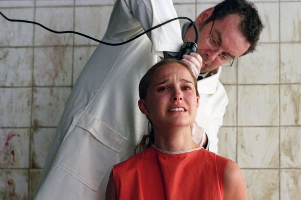В конце 2006 года состоялась премьера фильма «V — значит вендетта» с Портман в главной роли. По сюжету героиню Натали, девушку по имени Иви Хэммонд, арестовывают за антиправительственную деятельность, поэтому актрисе пришлось обриться налысо.