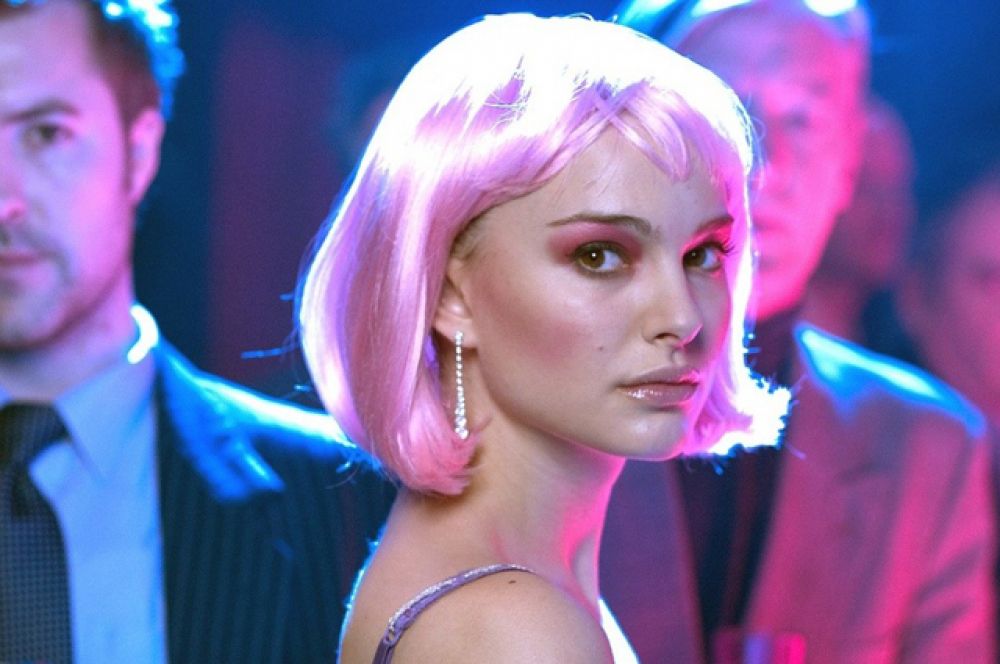 Затем последовала роль Элис в фильме Майка Николса «Близость» (2004). Элис Айрес — молодая стриптизёрша, только что приехавшая в Лондон из Америки. За эту роль Портман получила премию «Золотой глобус», а также была номинирована на множество других премий, включая «Оскар» и BAFTA.