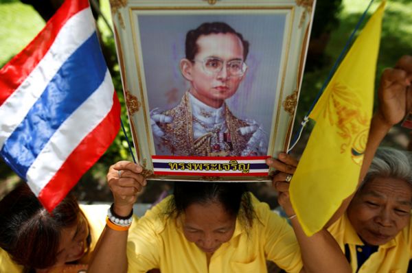 В случае его смерти к власти должен прийти кронпринц Маха Вачиралонгкорн, которому сейчас 63 года. 