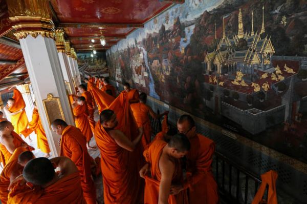 Молитву во славу монарха вознесли 770 буддийских монахов. 
