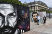Около здания мэрии Парижа открылась выставка граффити, посвящённая истории чемпионатов Европы.
